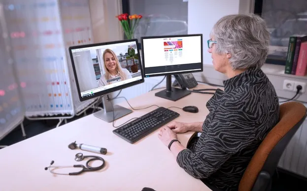 Vrouwelijke huisarts voert veilig en persoonlijk videoconsult met patiënt via WeSeeDo