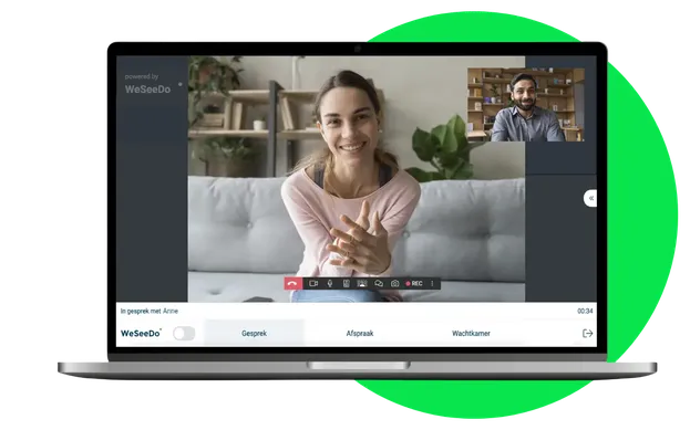 Afbeeling van een man een man en een vrouw in een beeldbelgesprek