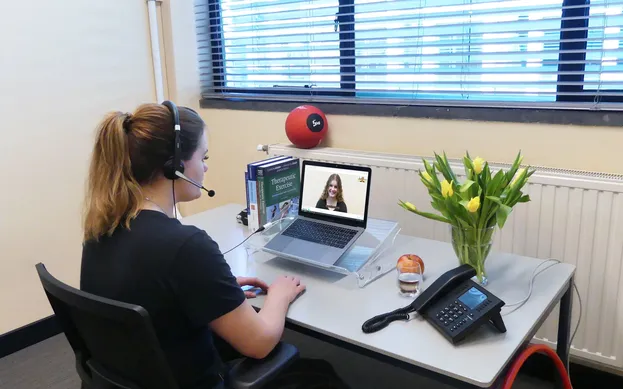 WeSeeDo beeldbellen: Fysiotherapeut biedt veilig en persoonlijk contact op afstand